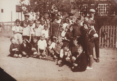 875453 Groepsportret van de jeugdige leden van de visclub 'De Hamsteeg', vermoedelijk uit de Lange Hamstraat e.o. in ...